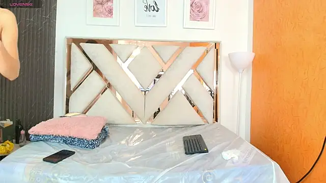 Antonella And Thiago online show from December 20, 2025, 12:34 pm