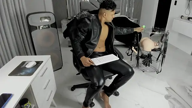 Snapshot of master_leather chatting on June 6, 2026, 1:11 am master leather online show from June 6, 2026, 1:11 am