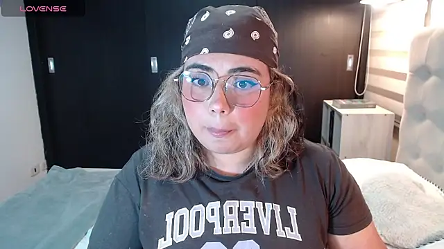 YiniBelle online show from May 14, 2026, 3:02 am