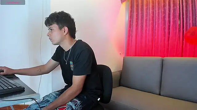 Snapshot of Hospick_white chatting on November 14, 2025, 6:28 pm Hospick white online show from November 14, 2025, 6:28 pm