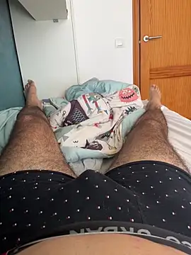 Snapshot of Yannick04 chatting on November 17, 2025, 1:50 pm Yannick04 online show from November 17, 2025, 1:50 pm