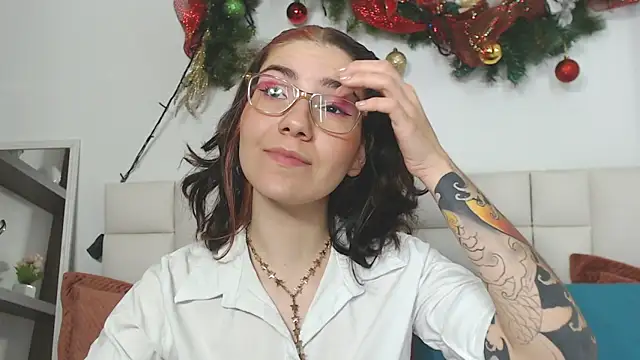 Snapshot of AriLumi chatting on November 27, 2025, 7:49 pm AriLumi online show from November 27, 2025, 7:49 pm