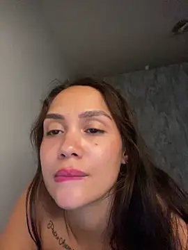 carolsapequinha online show from April 3, 2026, 7:23 pm