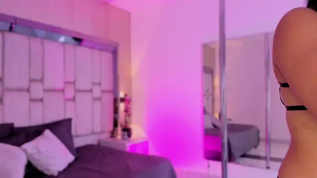 SnakeMuse online show from December 4, 2025, 3:49 am