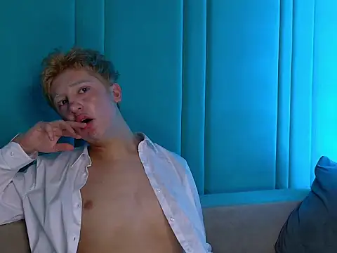 LucasFinister online show from November 17, 2025, 6:24 pm