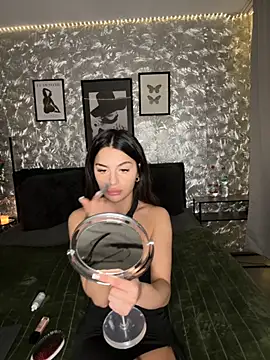 DeineJulia online show from November 27, 2025, 7:05 pm