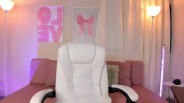 Snapshot of SophieBloomm chatting on May 13, 2026, 12:35 pm SophieBloomm online show from May 13, 2026, 12:35 pm
