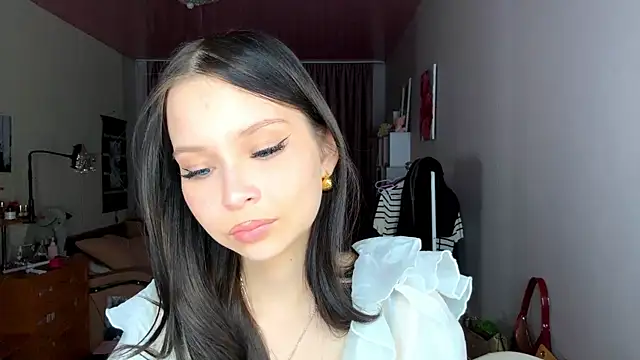 EmmaJonse online show from November 18, 2025, 12:31 pm