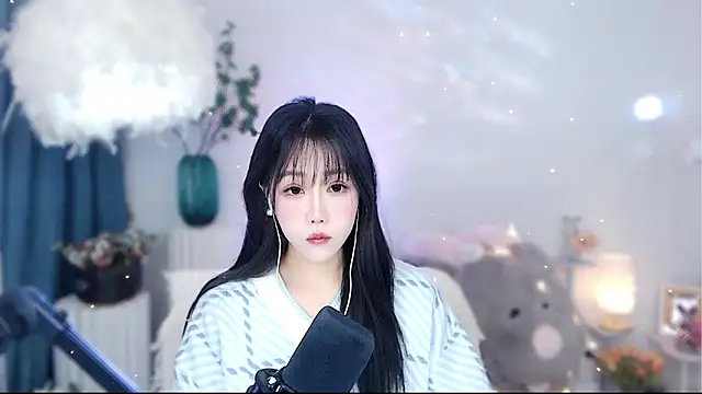 Snapshot of Laura_520 chatting on November 22, 2025, 12:42 am Laura 520 online show from November 22, 2025, 12:42 am