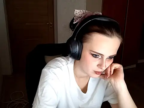 LouiseMarengo online show from November 25, 2025, 5:02 pm