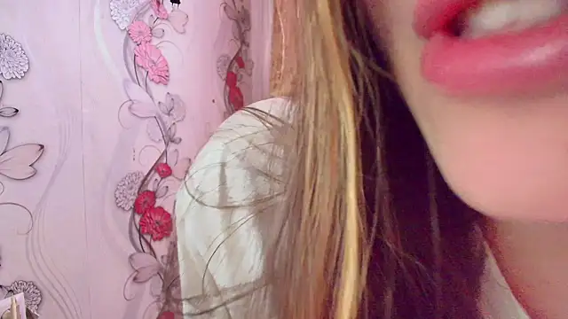 Snapshot of KristinaScott chatting on November 28, 2025, 11:24 am KristinaScott online show from November 28, 2025, 11:24 am