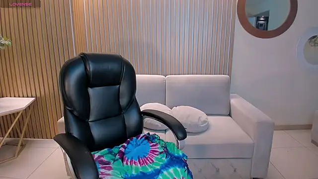 ZaraKafruni online show from February 12, 2026, 4:07 am