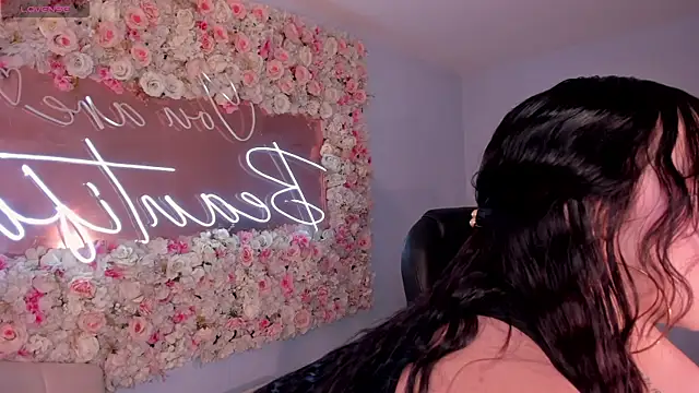 ZaraKafruni online show from April 7, 2026, 4:24 am