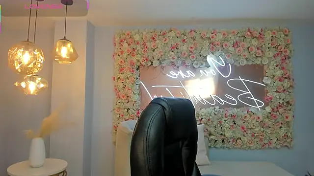 SophieLanne online show from February 12, 2026, 4:18 am