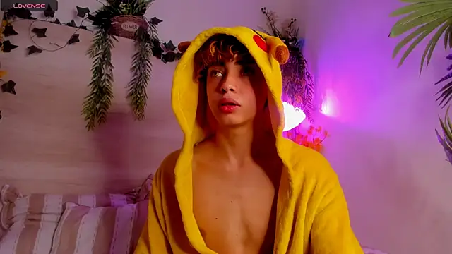 Twinkk Guy online show from November 17, 2025, 5:02 am