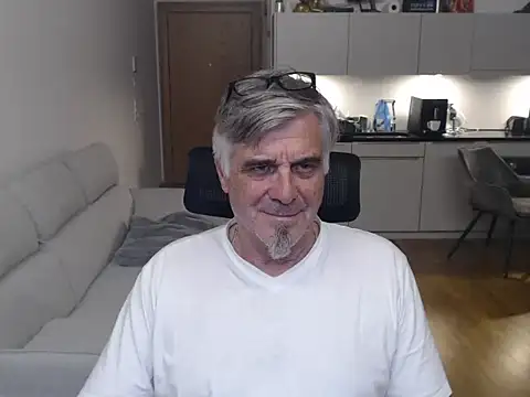 Buidapest online show from April 13, 2026, 1:55 am