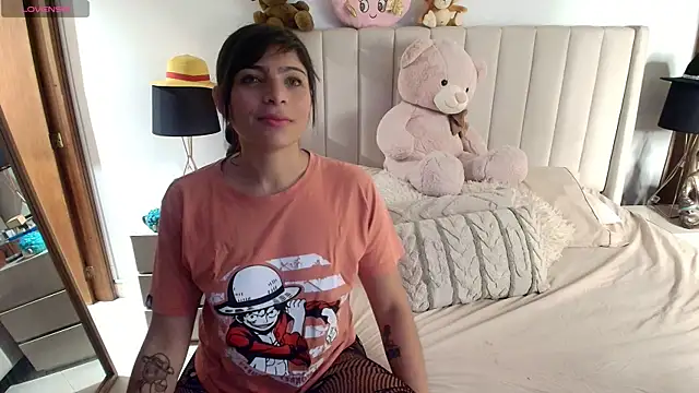 Emyii  online show from April 12, 2026, 11:32 pm