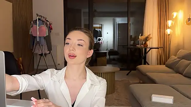 Jolienne online show from March 24, 2026, 9:09 pm