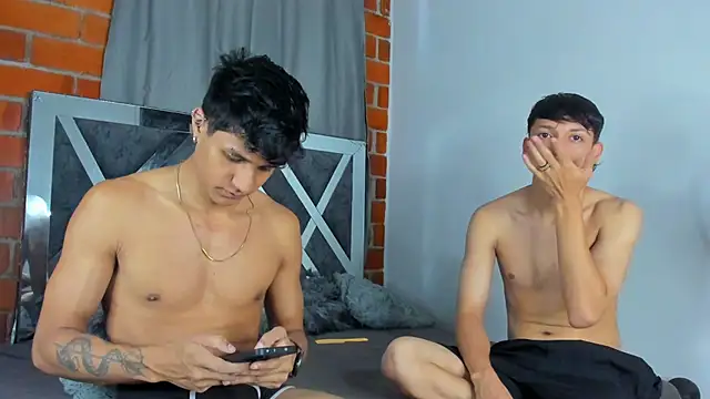 MaelSebasAndRobert1 online show from December 18, 2025, 5:52 pm