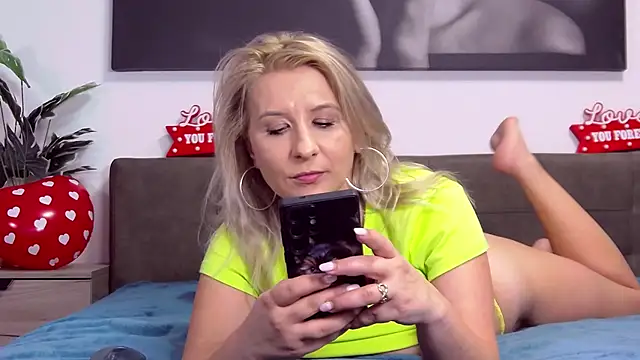 KaylinJan online show from February 22, 2026, 6:39 pm