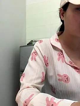 Miumiu95x online show from December 16, 2025, 7:35 am