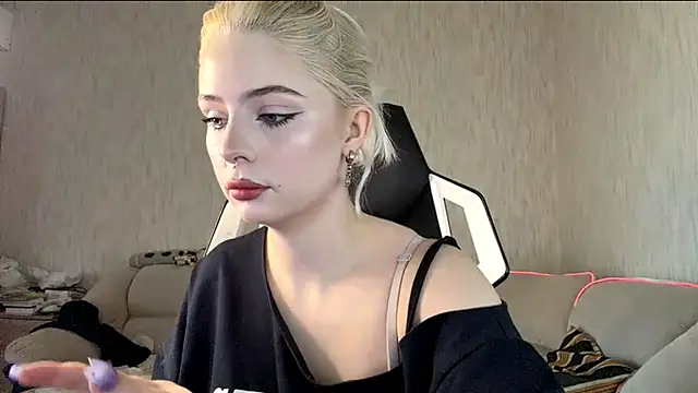 Snapshot of DayleSileo chatting on November 19, 2025, 11:10 am DayleSileo online show from November 19, 2025, 11:10 am