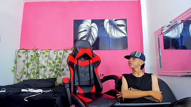 Snapshot of MiaAndTeylor chatting on November 21, 2025, 7:34 pm MiaAndTeylor online show from November 21, 2025, 7:34 pm