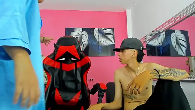 Snapshot of MiaAndTeylor chatting on November 22, 2025, 7:24 pm MiaAndTeylor online show from November 22, 2025, 7:24 pm