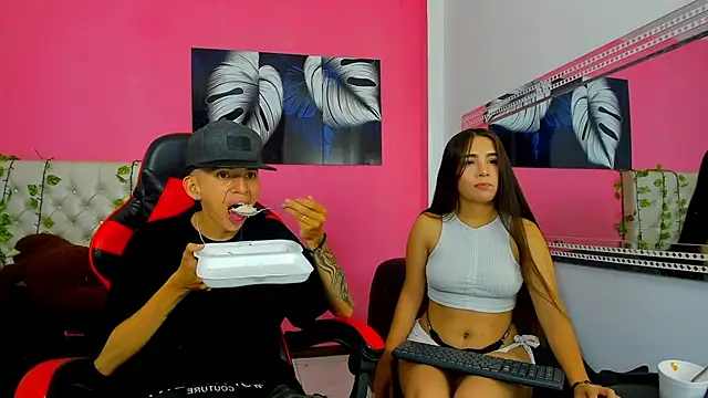 Snapshot of MiaAndTeylor chatting on November 23, 2025, 7:35 pm MiaAndTeylor online show from November 23, 2025, 7:35 pm