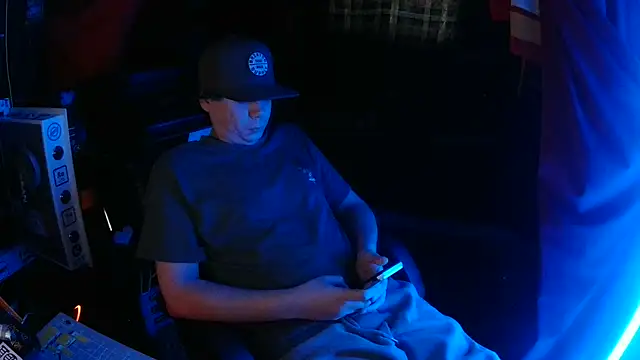 Snapshot of Bowerboi chatting on December 3, 2025, 5:44 pm Bowerboi online show from December 3, 2025, 5:44 pm