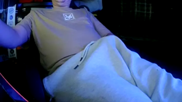 Snapshot of Bowerboi chatting on December 14, 2025, 8:24 pm Bowerboi online show from December 14, 2025, 8:24 pm