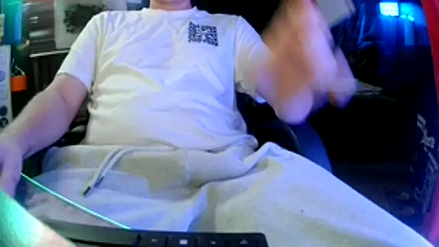 Snapshot of Bowerboi chatting on December 22, 2025, 2:30 am Bowerboi online show from December 22, 2025, 2:30 am