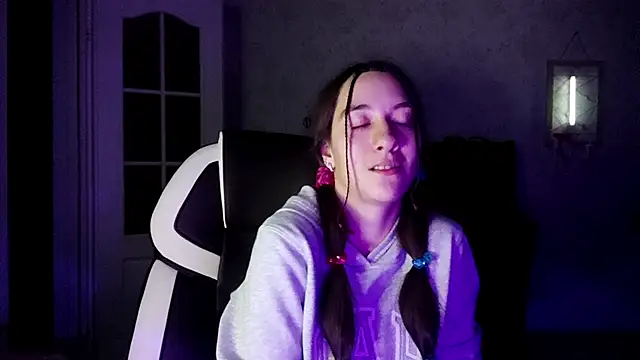 NildaGerrero online show from November 20, 2025, 7:35 pm