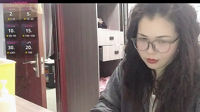 Huahua3187 online show from November 23, 2025, 1:22 pm