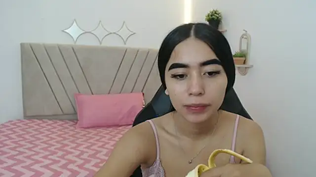 Snapshot of xoxo_melany chatting on April 13, 2026, 12:10 pm xoxo melany online show from April 13, 2026, 12:10 pm