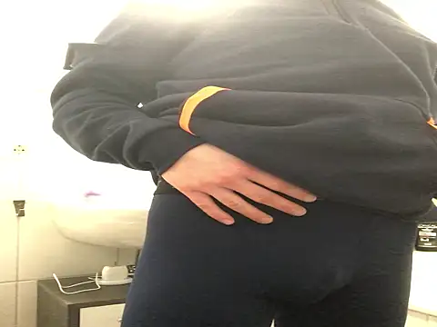 Snapshot of Spielzeugtwink chatting on December 17, 2025, 10:05 pm Spielzeugtwink online show from December 17, 2025, 10:05 pm