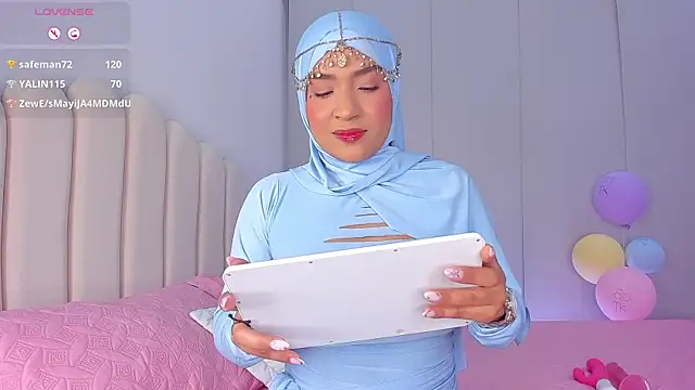 Amira-Zahra online show from May 21, 2026, 10:28 pm