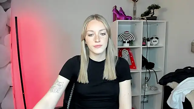 Snapshot of EvelynBlond chatting on February 3, 2026, 1:27 pm EvelynBlond online show from February 3, 2026, 1:27 pm