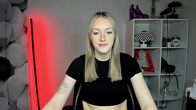 Snapshot of EvelynBlond chatting on February 9, 2026, 1:37 pm EvelynBlond online show from February 9, 2026, 1:37 pm