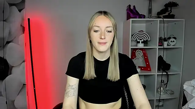 Snapshot of EvelynBlond chatting on February 12, 2026, 10:10 am EvelynBlond online show from February 12, 2026, 10:10 am