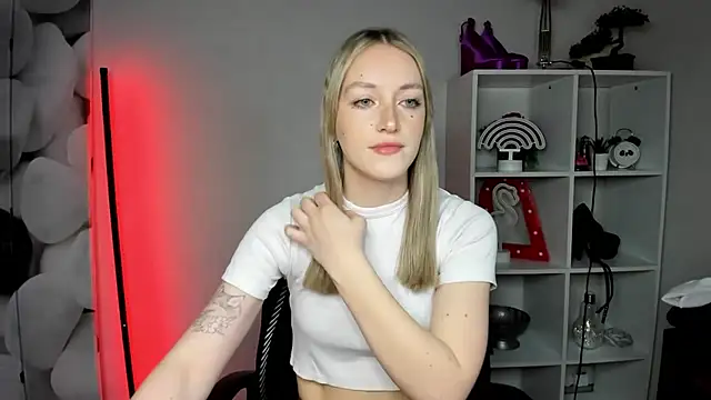 Snapshot of EvelynBlond chatting on February 13, 2026, 10:22 am EvelynBlond online show from February 13, 2026, 10:22 am