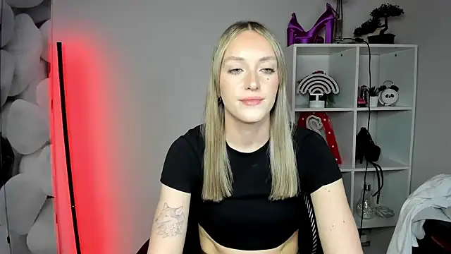 Snapshot of EvelynBlond chatting on February 16, 2026, 6:48 pm EvelynBlond online show from February 16, 2026, 6:48 pm