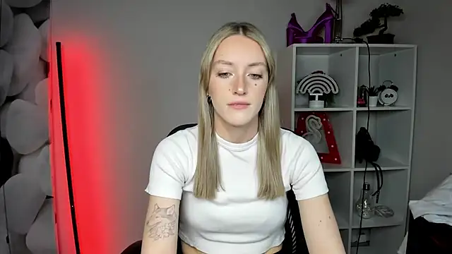 Snapshot of EvelynBlond chatting on February 17, 2026, 1:29 pm EvelynBlond online show from February 17, 2026, 1:29 pm