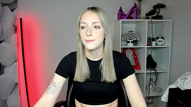 Snapshot of EvelynBlond chatting on February 18, 2026, 6:31 am EvelynBlond online show from February 18, 2026, 6:31 am