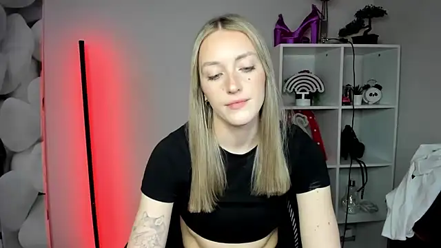 Snapshot of EvelynBlond chatting on February 18, 2026, 6:37 pm EvelynBlond online show from February 18, 2026, 6:37 pm