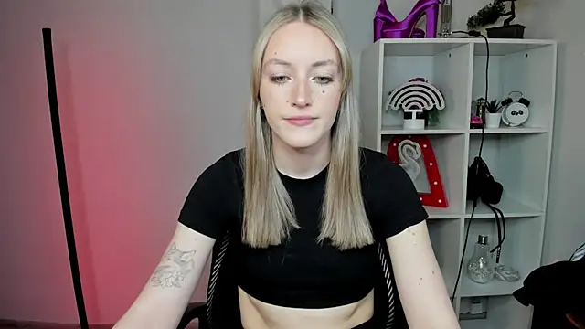 Snapshot of EvelynBlond chatting on February 27, 2026, 1:33 pm EvelynBlond online show from February 27, 2026, 1:33 pm