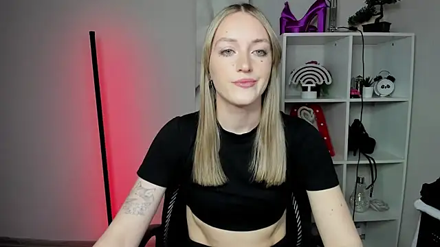 Snapshot of EvelynBlond chatting on March 2, 2026, 7:15 am EvelynBlond online show from March 2, 2026, 7:15 am