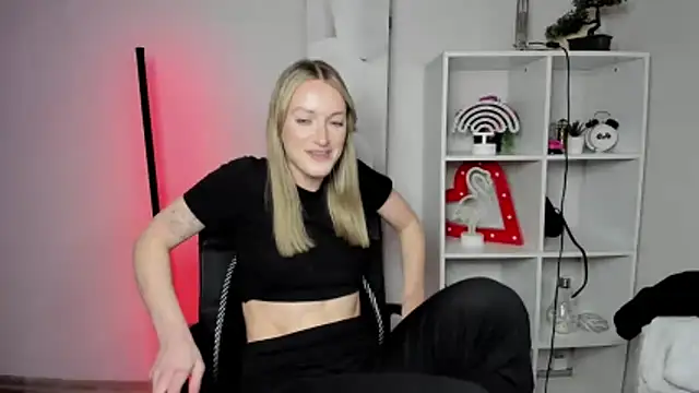 EvelynBlond online show from March 2, 2026, 7:21 pm