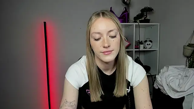 EvelynBlond online show from March 11, 2026, 6:36 pm