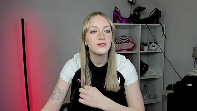 EvelynBlond online show from March 26, 2026, 6:19 am